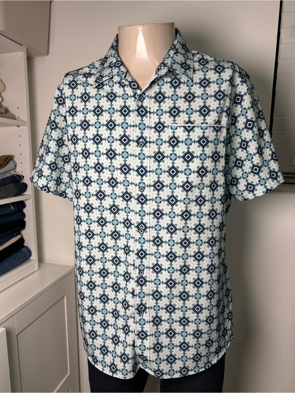 7 Diamonds Short-Sleeve Button-Down in Navy and Light Blue Geo